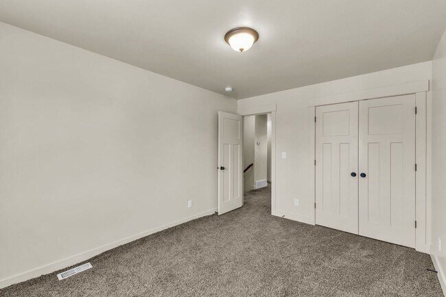 Building Photo - 4 Bedroom 3 Bathroom Home in Springville!
