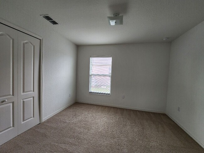Building Photo - Gorgeous 4-Bedroom Lakefront!!