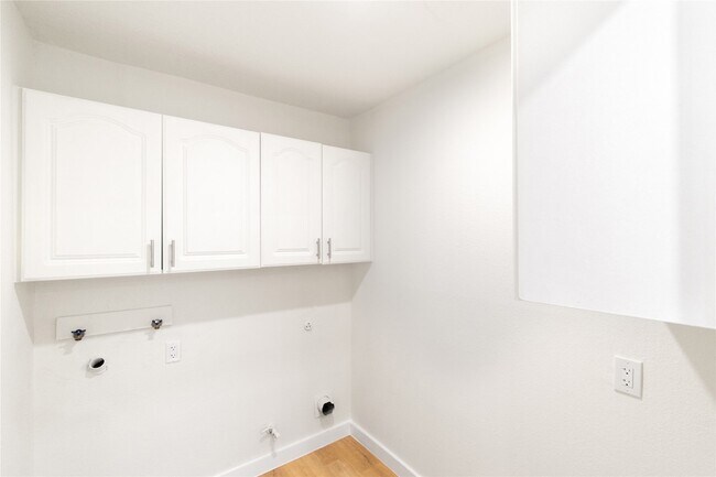 Building Photo - 15707 Amapola Dr