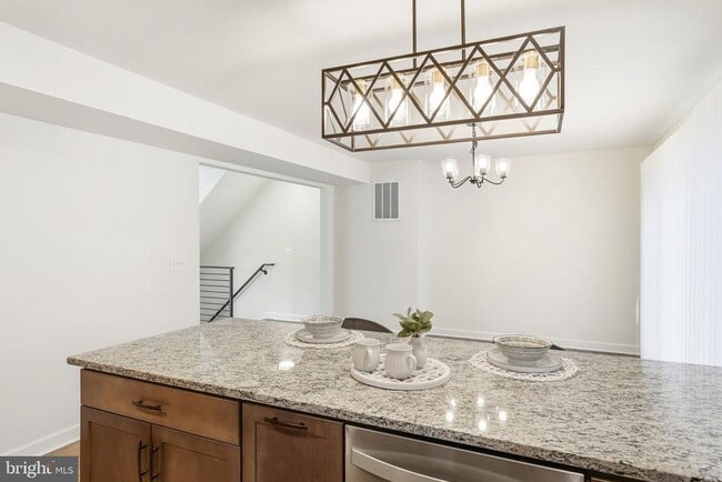 Building Photo - 139 Oak View St