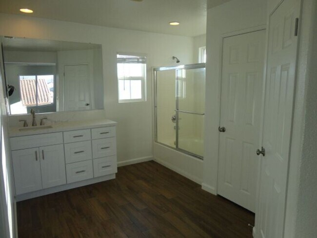 Building Photo - Beautiful 4 + 2.5 Home Palmdale