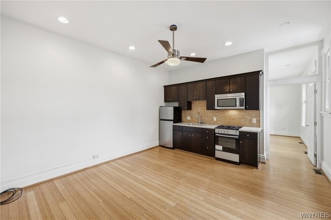 Building Photo - 2 York St