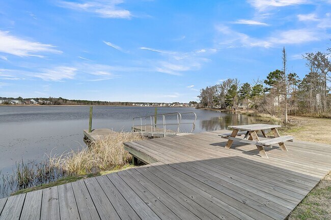 Building Photo - Fully Furnished 3 Bedroom, 2.5 Bathroom Ho...