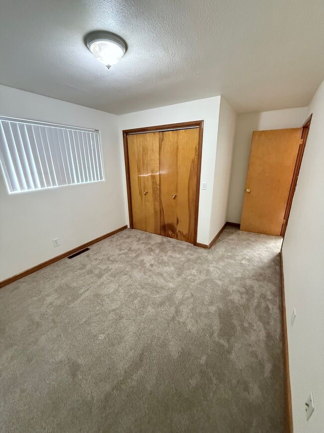 Building Photo - 5 bedroom, 2 bath house located in Stayton...