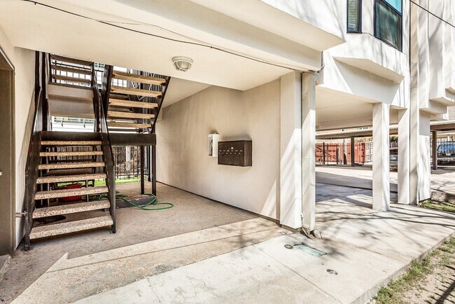 Building Photo - 2002 N Fitzhugh Ave