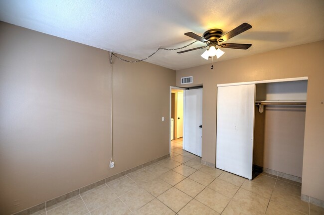 Building Photo - 3 bed 2 bath townhouse