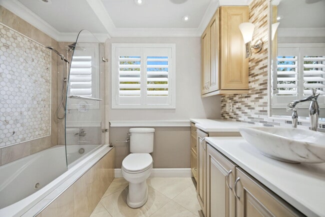 Building Photo - 2901 S Palm Aire Dr