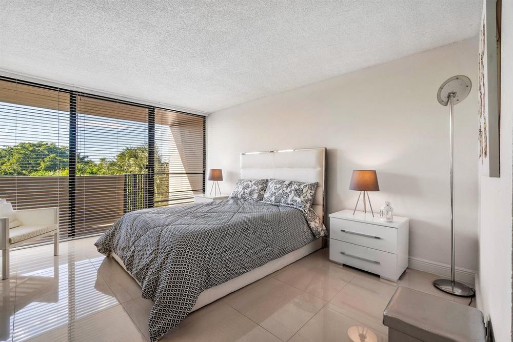 Building Photo - 1830 Embassy Dr