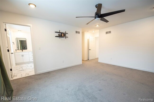 Building Photo - 3351 Cummings Ave