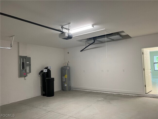 Building Photo - 1302 Sunniland Blvd