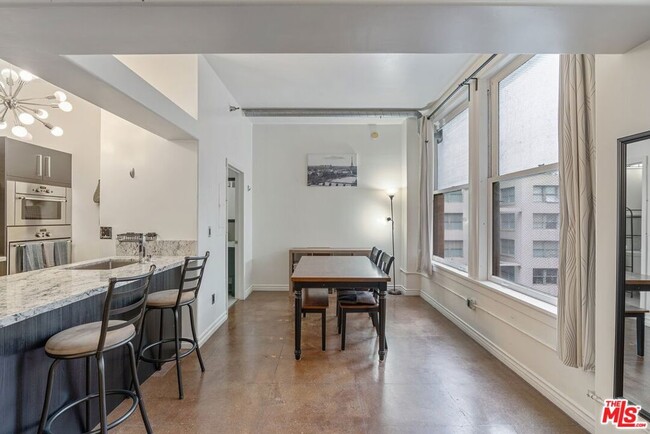 Building Photo - 215 W 7th St