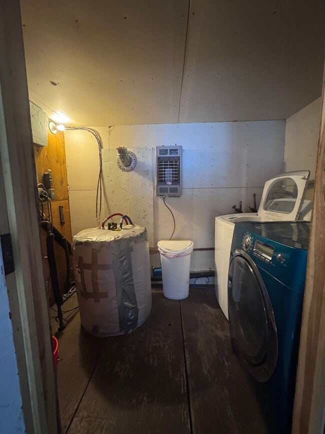 Building Photo - Beautiful 2 Bedroom, 1 Bath, 3 Car Garage ...