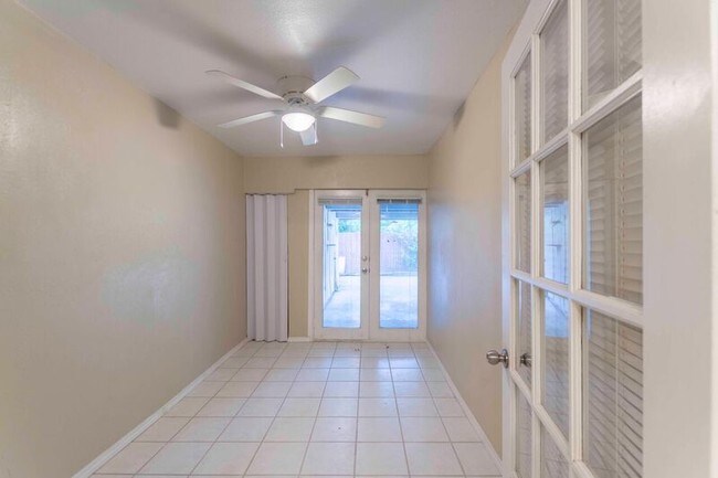 Building Photo - 817 W Rochelle Rd