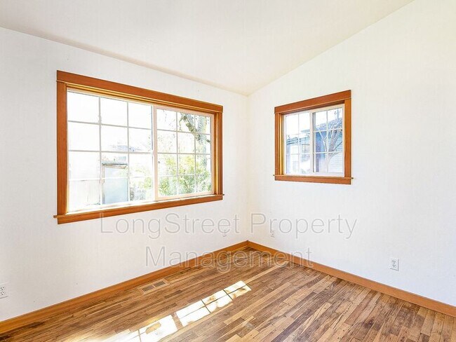 Building Photo - 1066 NE Madrona St
