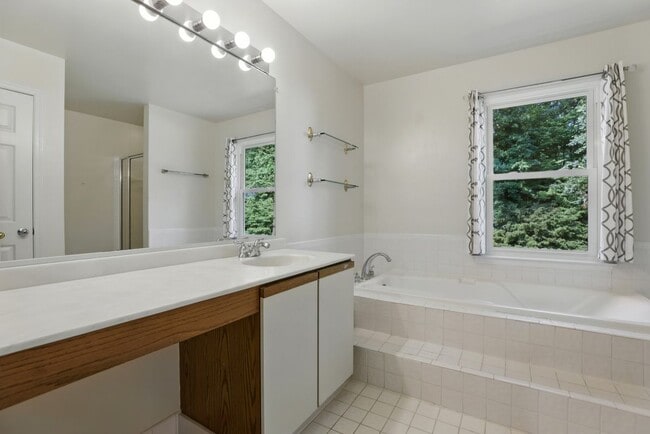 Building Photo - 14720 Peachwood Dr