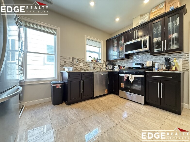 Building Photo - 83 Newbury St