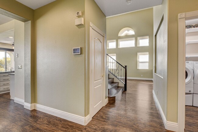 Building Photo - Stunning Summerlin Pool Home!