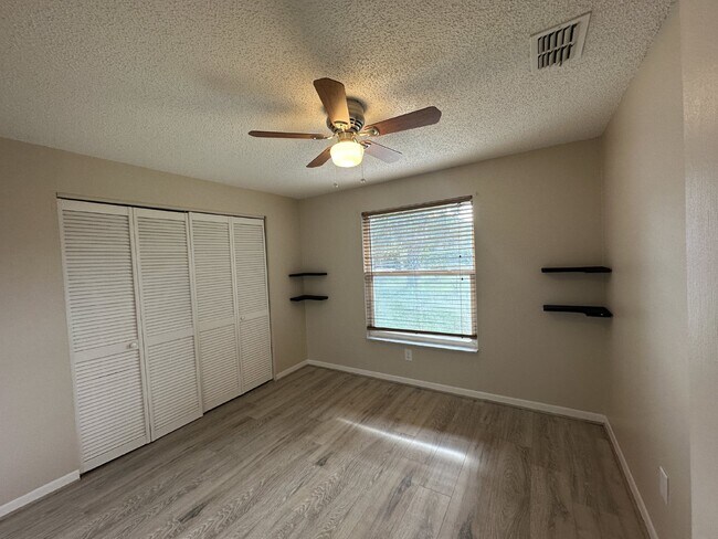 Building Photo - Convenient location close to everything!