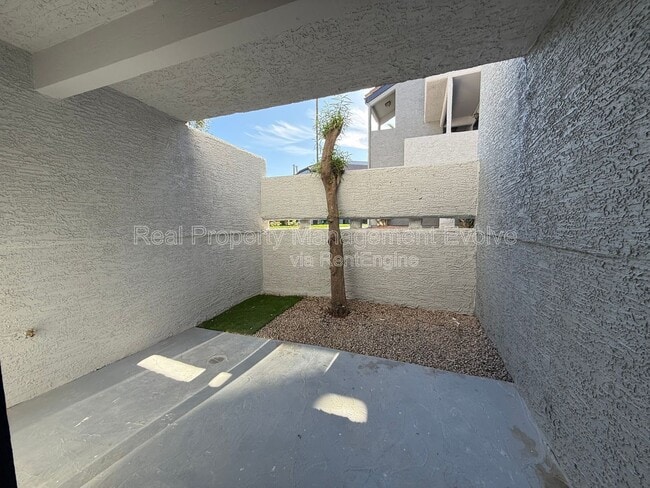 Building Photo - 1331 W Baseline Rd