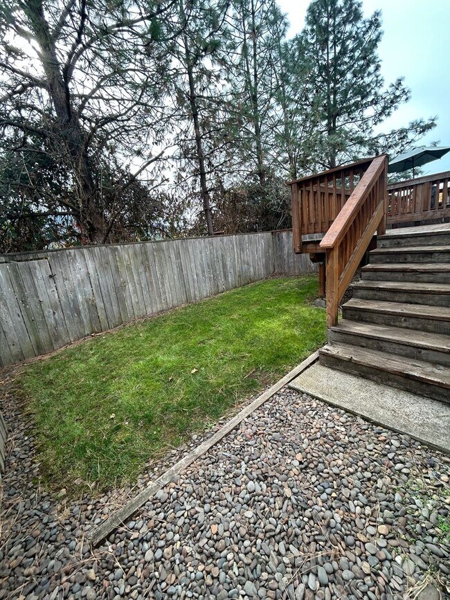 Building Photo - (870) College Street Duplex - 3 Bedroom / ...