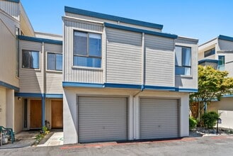 Building Photo - 2Br/2Ba - 1 Car Garage Townhouse in the He...