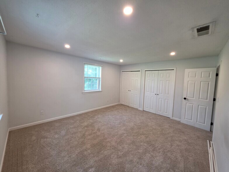 Building Photo - 13 Meadowbrook Ln