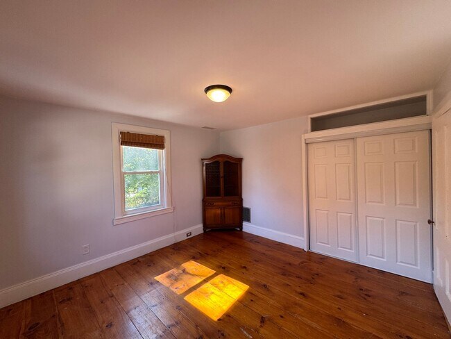 Building Photo - Spacious 4-Bedroom Townhouse with Garage &...