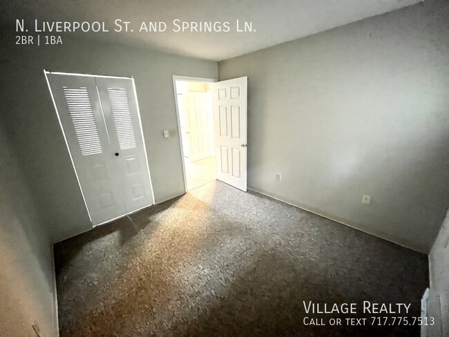 Building Photo - No steps! Affordable 2-Bed Convenient to I...