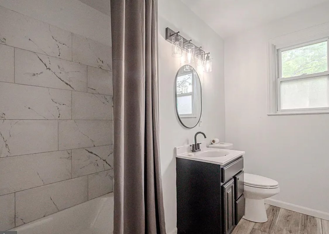 Hall bath - 409 S Lynn Dr