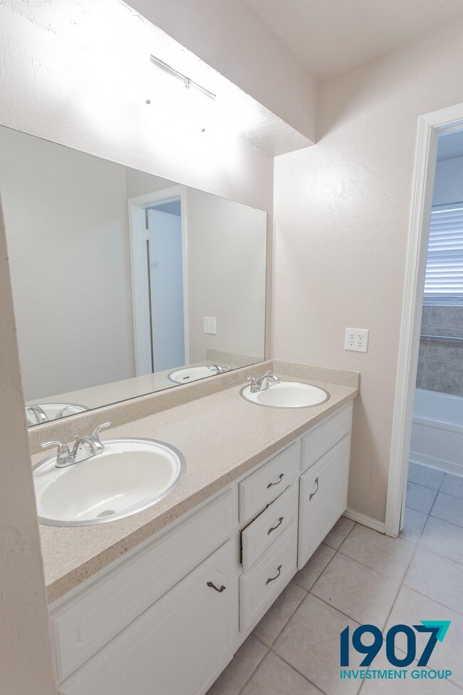 Building Photo - 1127 Berwyck Dr