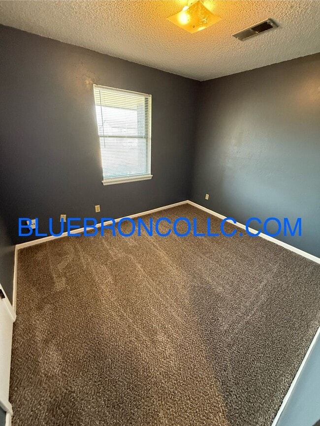 Building Photo - Cute 2 bedroom 1 bathroom home with a 1 ca...