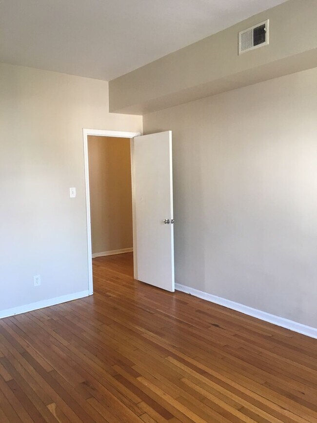 Building Photo - Spacious 2 Bed / 1 Bath Available July 10 | $1,625 | Pet Friendly + Free Storage