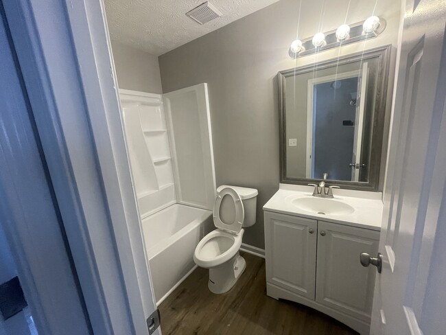 Shared Bathroom - 2580 Fairlane Dr