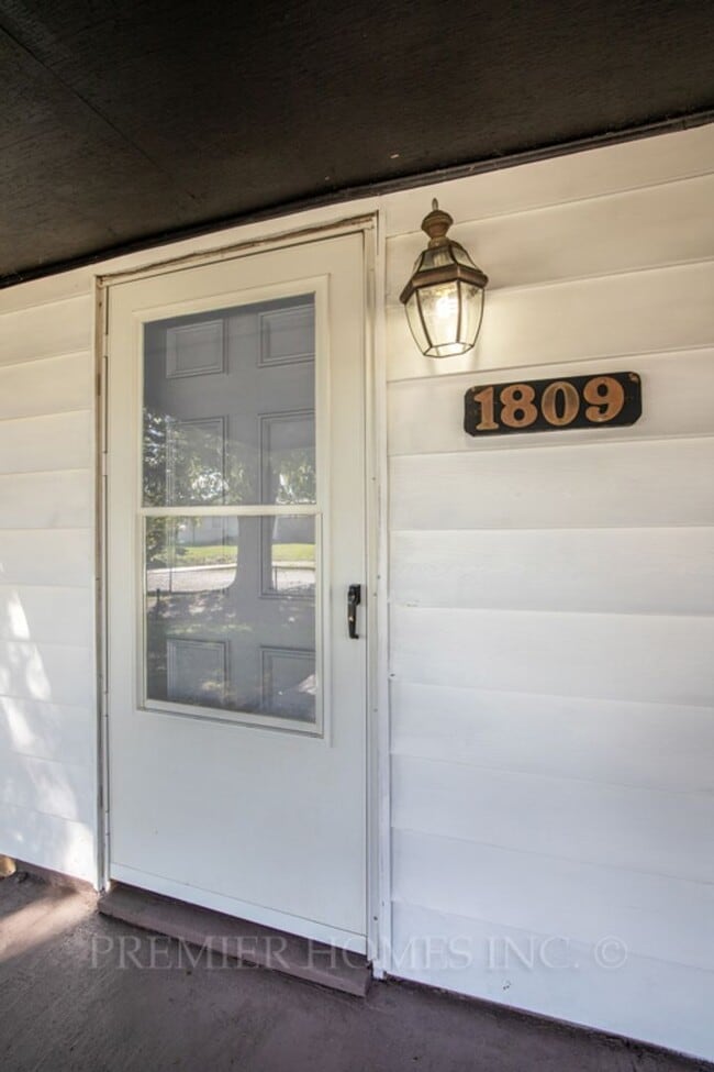 Building Photo - Charming 3-Bedroom Home with Large Fenced ...