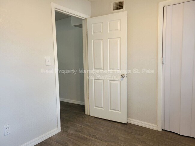 Building Photo - 618 17th Ave S