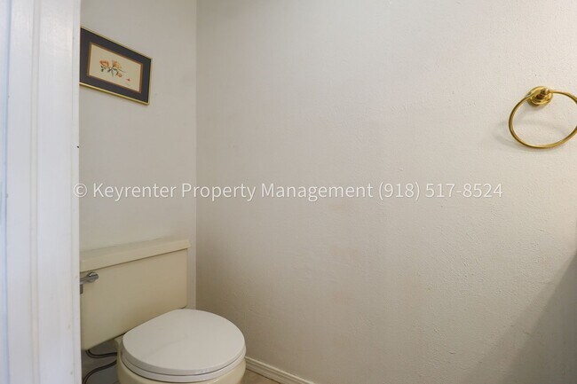 Building Photo - Beautiful South Tulsa 2 bedroom 1.5 Bath Condo! Available Now!