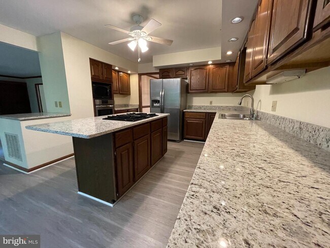 Building Photo - 4014 Longwood Dr