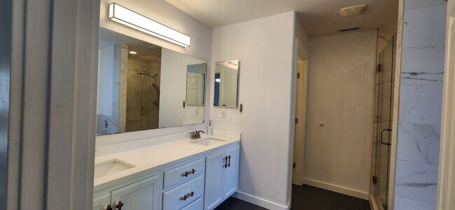 Building Photo - 5 bedroom 2.5 Bathroom single family home ...