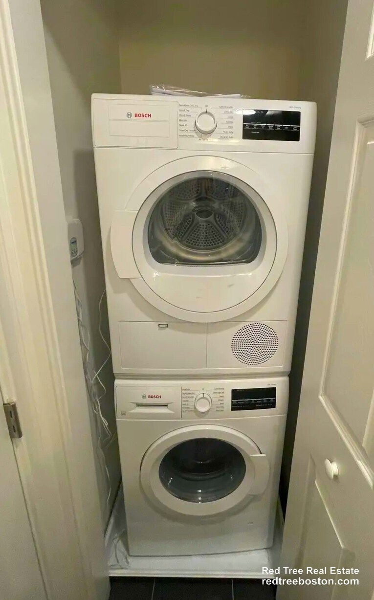 Building Photo - 31 Temple St