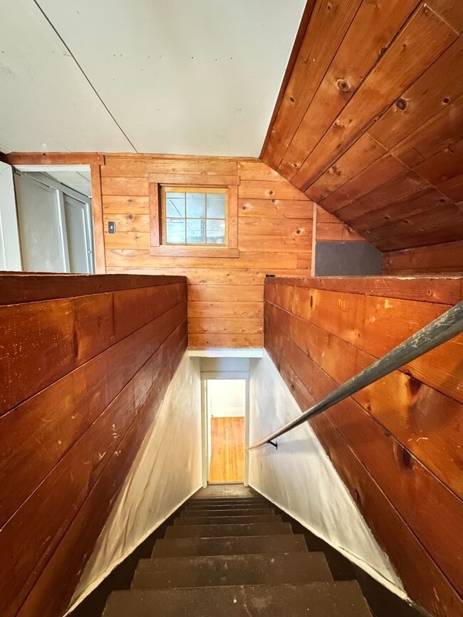 Building Photo - 2 Story home close to downtown