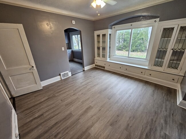 Building Photo - 15906 Corsica Ave