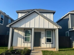 Building Photo - 3479 Valley Vista Dr