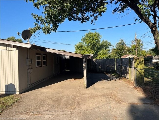 Building Photo - 3 bed, 2 bath, House.