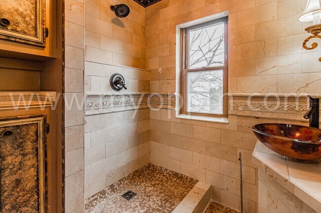 Building Photo - Unique 2Bd/1 Ba Duplex | Blackstone District