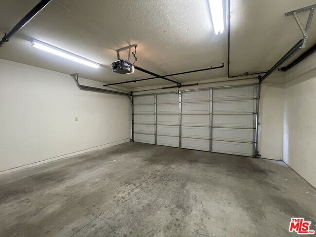 Building Photo - 15024 Magnolia Blvd