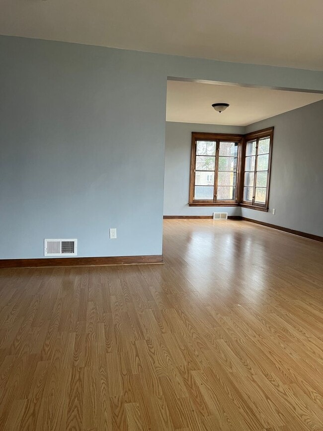 Building Photo - 3 Bedroom 2 Bathroom House in Lansing !!!!...
