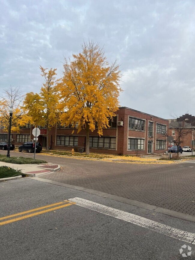 Building Photo - Trendy Downtown Lafayette Studio