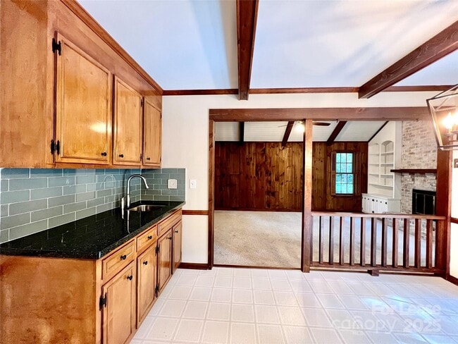 Building Photo - 911 Reverdy Ln