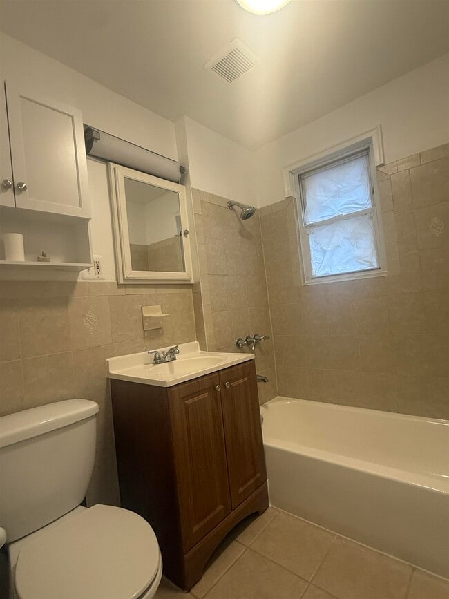 Building Photo - 220 Summit Ave