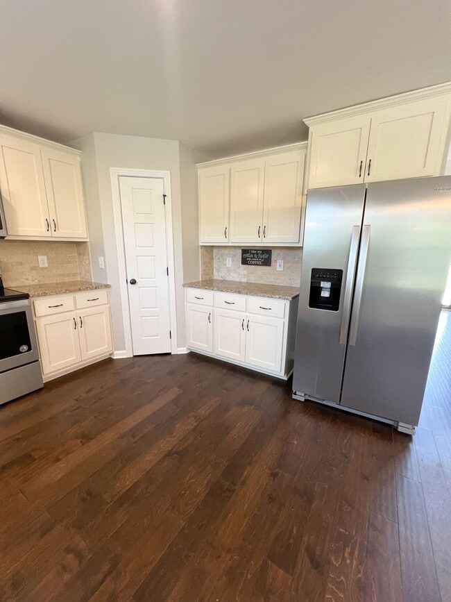 Building Photo - Must See-Stunning 5-Bedroom Home in 37043!!